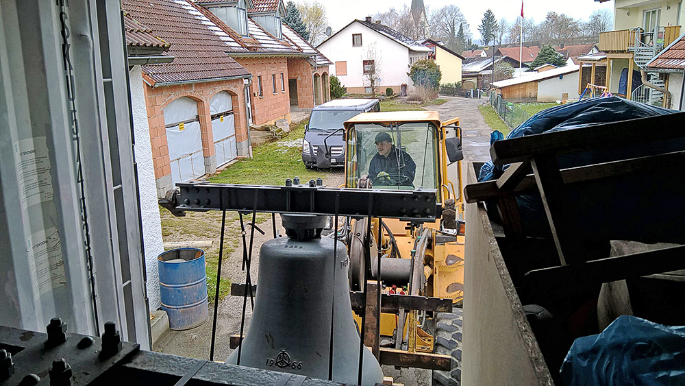 Verladen der Glocken in Deutschland mittels Radlader in den Seecontainer.