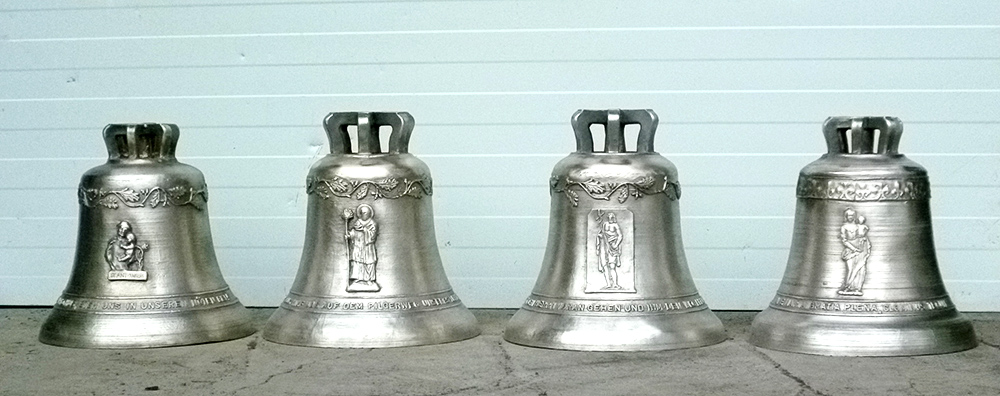 Kleine Glocken mit jeweils 15 kg Gewicht